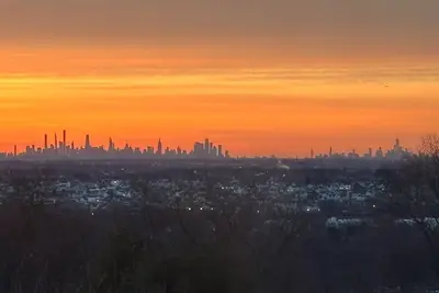 Image de Spacious Townhome sleeps 12 in brilliant Hawthorne 14 miles from World Cup & Nyc