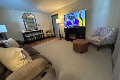 Image de 2 Br Home in Quaint Beaver-Riverwalk, Shops & Nightlife! Near Pit, WiFi, 65\" Tv!