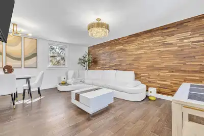 Image de Modern 4-bedroom house in peaceful Westmont area