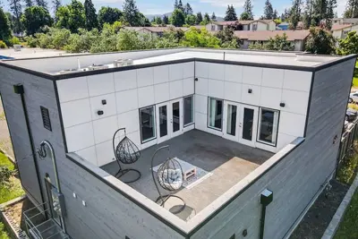 Image de Modern Top Floor 2br 1ba w Private Rooftop Patio South Hill Near Downtown