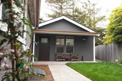 Image de Cozy Half Moon Bay New Build, near the beach, pet friendly, private fenced yard.