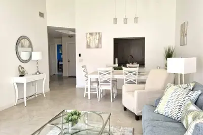 Image de Lux Villa/Heated Pool/Hot Tub/Tennis/Pickleball/Close to Beaches!