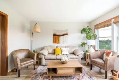 Image de Boho Cleveland Bungalow|Sun-Drenched 2br with Deck