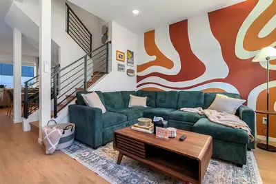 Image de Light rail to World Cup! Brand new spacious townhome  • Free Ev + Parking