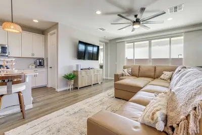 Serene Outdoor Space: Group Getaway in Maricopa!