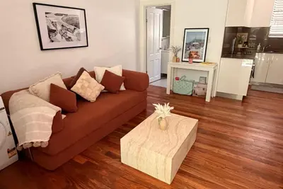Image de Styled Bondi one-bed | 15 min walk to beach, cafés 2 mins & Westfield nearby.