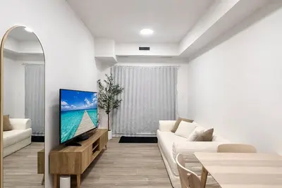 Image de Condo avec 2 lits à 13 minutes du centre commercial West Edmonton