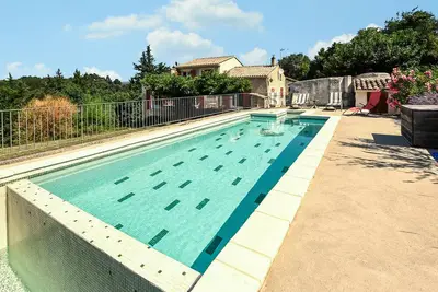 Image de Superbe maison à Taulignan avec piscine privée, utilisable à l'intérieur.