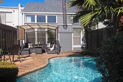 Image de 111 2br Montrose Aquatic Dream, Downtown w/ Pool!