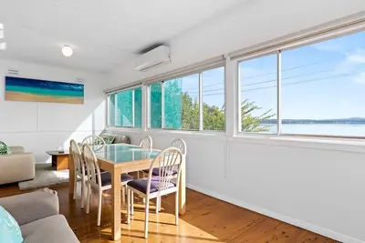 Image de Sunbeam Cottage on the Lake