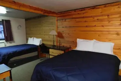 Image de 2 Queen Suite w/ Kitchenette near Packwood Lake Trailhead | Perfect for Skiers