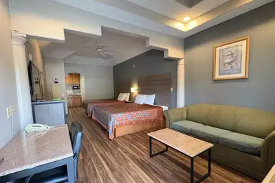 Image de 2 Family Rooms w/ Kitchenette w/ Free Parking, George Bush Airport Nearby