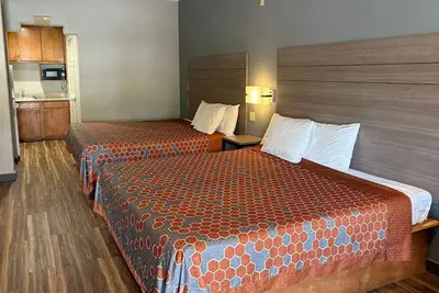 Image de 2 Modern Family Rooms w/ Kitchenette & Free Parking