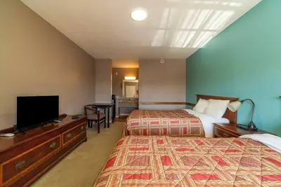 Image de Rest Easy in a Fresh, Clean Room with Quick Highway Access in Yoakum.