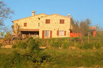 Image de Casale in pietra nelle tranquille colline umbre nelle vicinanze di Orvieto.