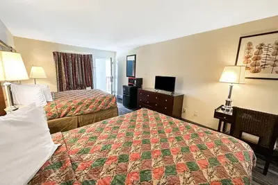 Image de 3 Budget-Friendly Rooms near I-77 | Ridgeway Stay | Free Parking & Seasonal Pool