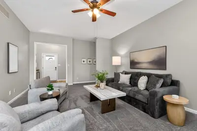 Image de Thoughtfully Furnished Living in Greenwood