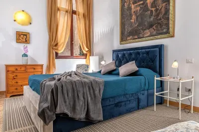 Image de Appartement luxueux et central au coeur de la Venise la plus authentique et très proche de la gare de Santa Lucia, où vous pourrez passer vos vacances avec plaisir et confort. Ce fantastique appartement comprend un hall d'entrée, une cuisine, un salon,