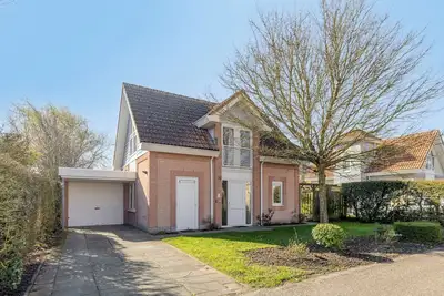 Image de Modern holiday villa with large back garden located on a small lake. Within walking distance of the North Sea beach!