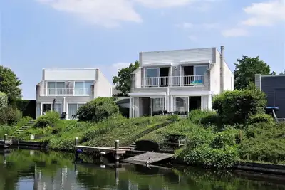 Image de This detached holiday villa with private jetty enjoys a beautiful location on the waterfront.