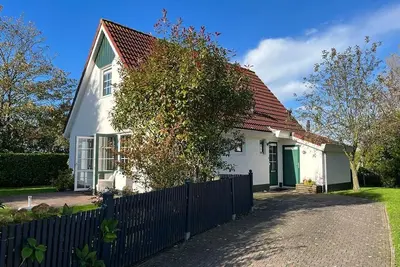 Image de Charming detached holiday home with spacious sunny garden surrounding it and within walking distance of Lake Veere and the marina.