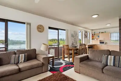 Image de Dolphin Place 1 on the Tuncurry waterfront.