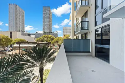 Image de Stylish Downtown Condo W Free Parking. Pool & Gym