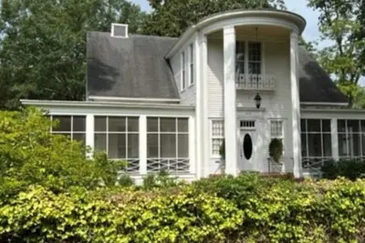 Image de Step back in time at Southern Serenity Mansion. Great location and sleeps 8.