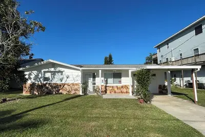 Image de Canalfront 3 Bed 2 Bath Renovated House - Pet Friendly