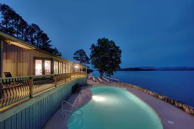 Image de Expansive Lakefront Retreat w/ Pool & Games