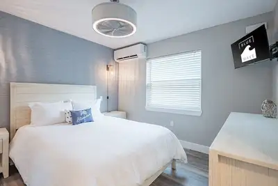 Image de Bright Coastal Room Near Beach Boardwalk