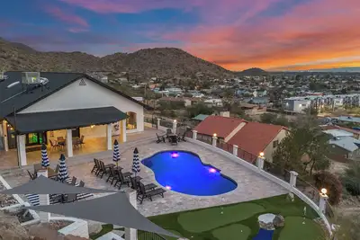 Image de Built Into A Mountain - Heated Pool & Sports Lounge