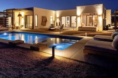 Mojave Ghost: Luxury Villa with Pool and Spa