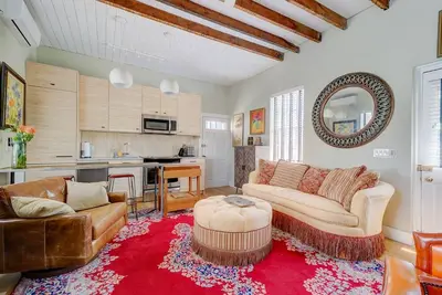 Image de 1-bedroom cottage with fireplace, laundry, parking, patio in downtown Wilmington