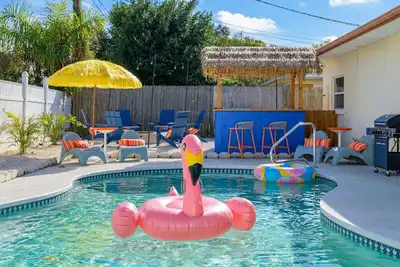 Image de Backyard Oasis • Pool •  Hot Tub • Putt Putt • Bar