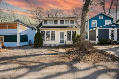 Image de 551 Central Right in the Heart of Lakeside!