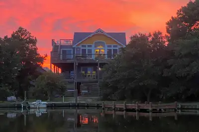 Image de New To Vrbo - Beautiful canal front with sound views & 4 en-suite bedrooms