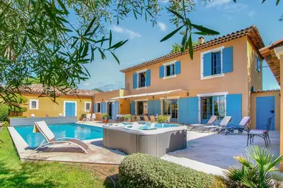 Image de Maison avec piscine privée