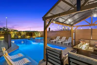 Image de New-5bdrm-All King Beds-Heated Pool-Vegas Theme