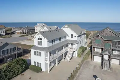 Image de 5243- Going to Carolina, Spacious 10-bedroom oceanfront home in Kill Devil Hills