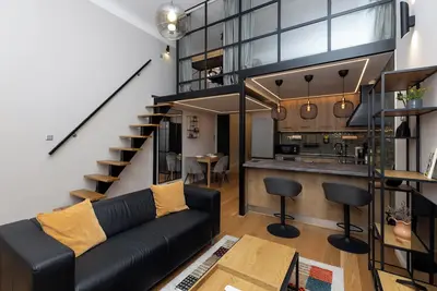 Stylish & Modern Central Apartment