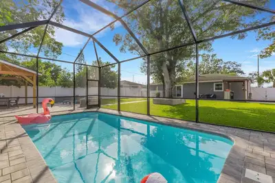 Image de Charming 2br Home w heated pool in Clearwater, perfect for 5 guests near the beach!
