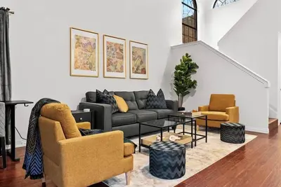 Image de Stylish Luxury Home Near Legacy Offices