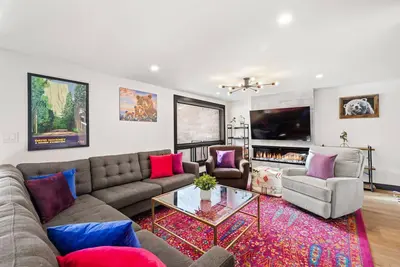 Image de Modern Multi-Level Creekside Townhome in Aspen Highlands, Near Shuttle, Large Patio, Grill & Fp