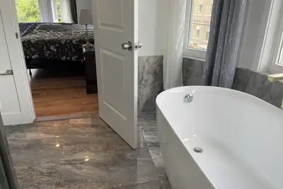 Image de S1 Queen Villege spacious 1 room 1 bathroom, share kitchen