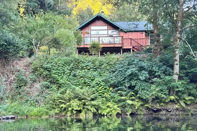 Image de River Front Home in Forest Setting
