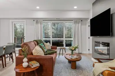 Image de Brand New 3br Rockies Haven w/ Balcony, Pool & Gym