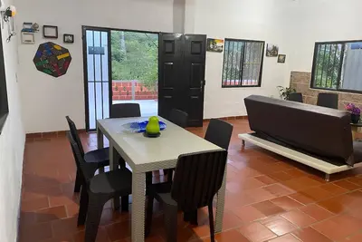 Image de Cabane de campagne avec vue sur la montagne