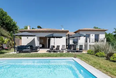 Image de Beau villa avec piscine, sauna, fitness et vue mer