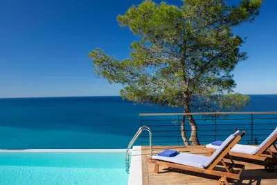 Image de Milos Bay Villas- Brandneue moderne Villa mit spektakulärem Blick auf den Stran by Interhome